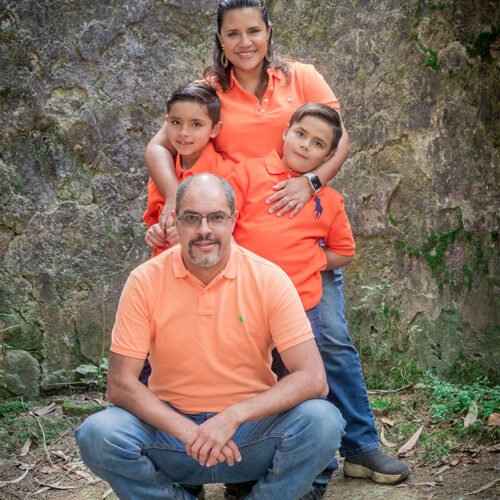 familia-caminando-bosque