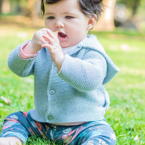 vertical-bebe-pasto-comiendo